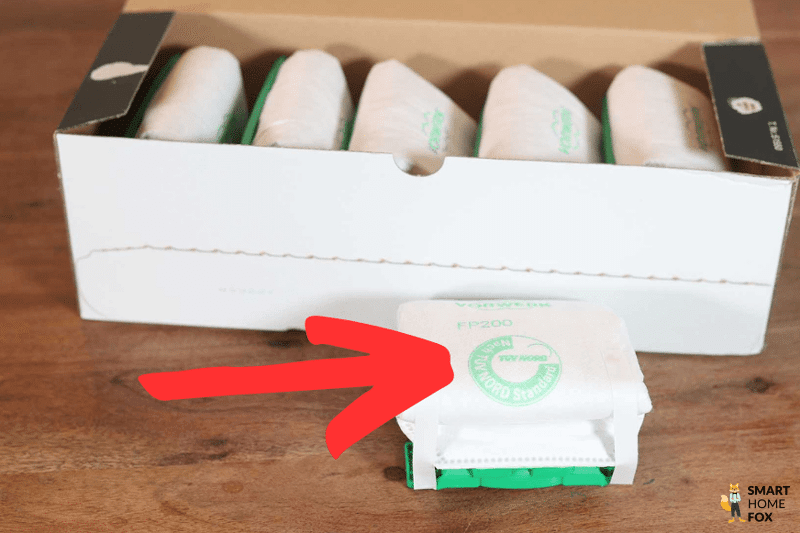 Das TÜV-Nord-Prüfzeichen des Vorwerk FP200 Staubbeutels ist in der Nahaufnahme zu sehen.